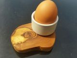 Eierbecher FLORENZ aus Porzellan auf rustikalem...