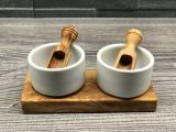 2er Set FANO2 Dipschalen Porzellan Ø 5,5 cm plus 2 Schippchen auf Olivenholzsockel