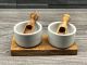 2er Set FANO2 Dipschalen Porzellan Ø 5,5 cm plus 2 Schippchen auf Olivenholzsockel